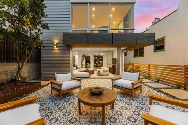 2434 Manhattan Avenue, Hermosa Beach, CA 90254
