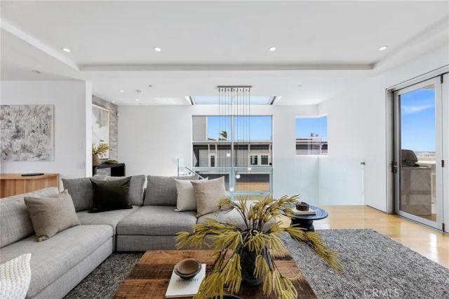 2434 Manhattan Avenue, Hermosa Beach, CA 90254