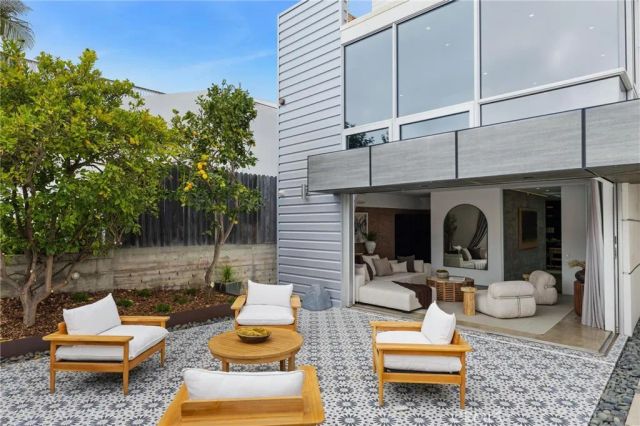 2434 Manhattan Avenue, Hermosa Beach, CA 90254
