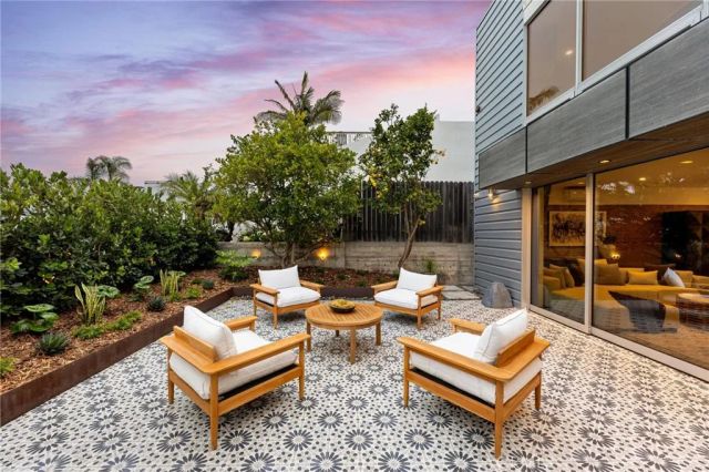 2434 Manhattan Avenue, Hermosa Beach, CA 90254