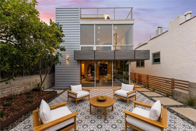 2434 Manhattan Avenue, Hermosa Beach, CA 90254