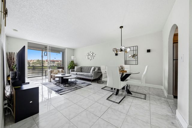 2900 Sunrise Lakes Drive W 201, Sunrise, FL 33322