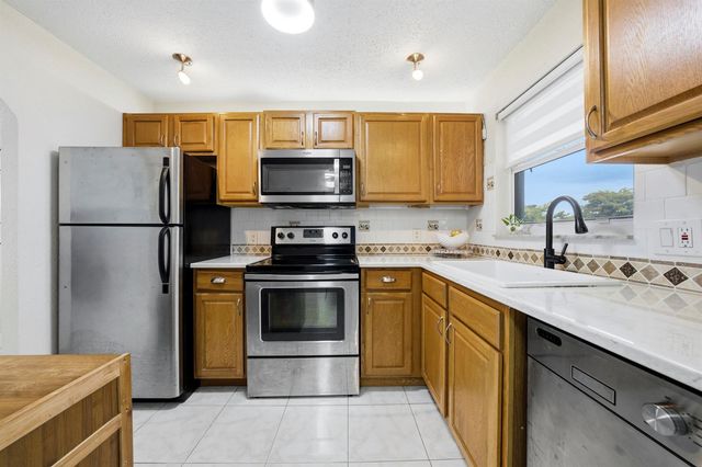 2900 Sunrise Lakes Drive W 201, Sunrise, FL 33322