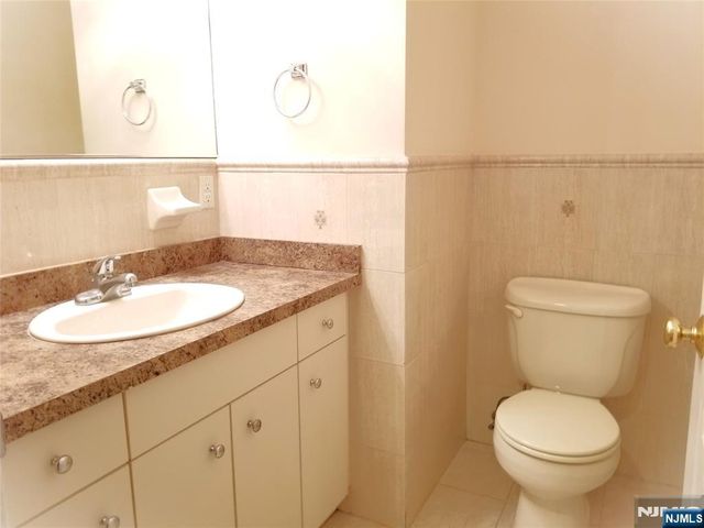 393 Washington Avenue B, Cliffside Park, NJ 07010