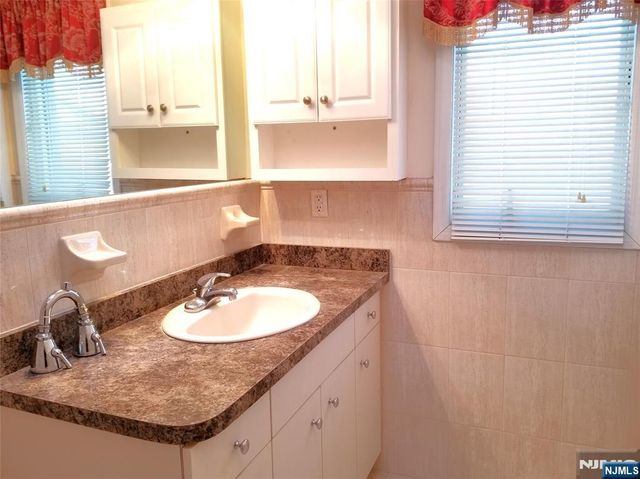 393 Washington Avenue B, Cliffside Park, NJ 07010
