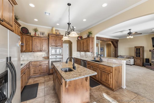 22013 Countryside Drive, Claremore, OK 74019