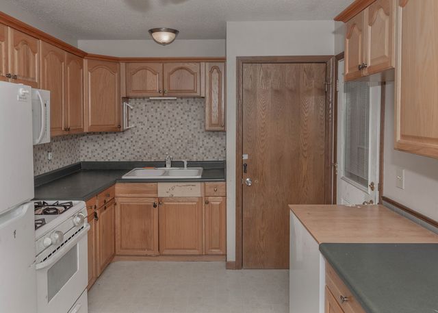 2410 W 58th Street, Davenport, IA 52806
