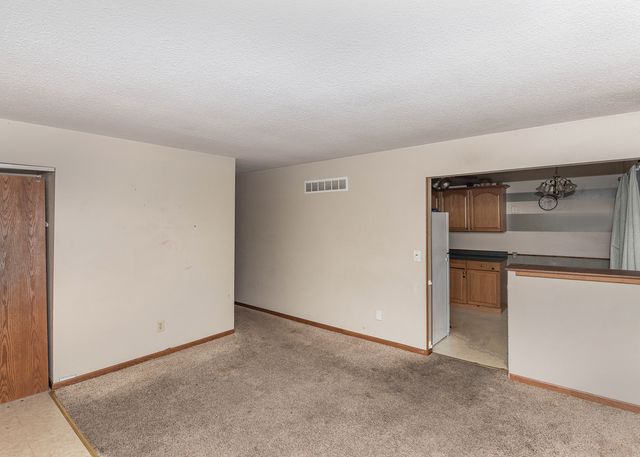 2410 W 58th Street, Davenport, IA 52806