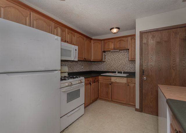 2410 W 58th Street, Davenport, IA 52806