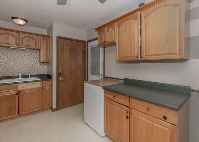 2410 W 58th Street, Davenport, IA 52806