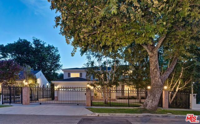 4135 Nagle Avenue, Los Angeles, CA 91423