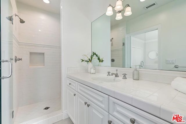 4135 Nagle Avenue, Los Angeles, CA 91423