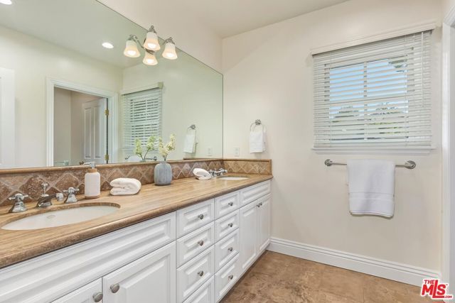 4135 Nagle Avenue, Los Angeles, CA 91423