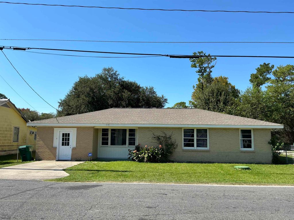 318 St Louis St, Raceland, LA 70394