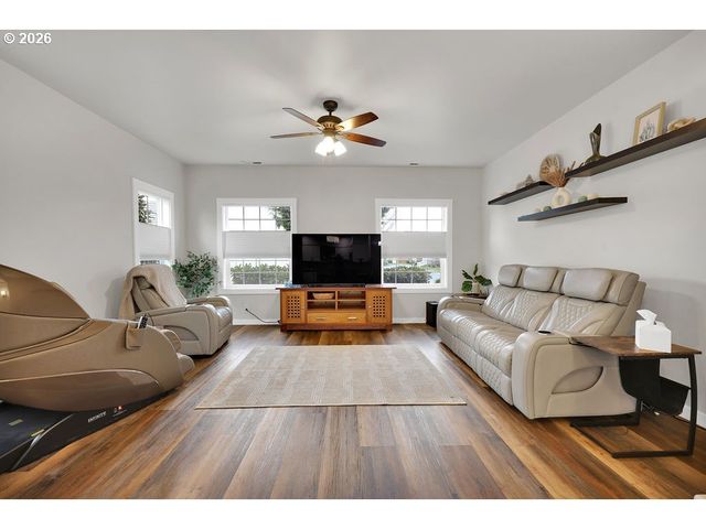 3335 LAKE GLENN Dr, Eugene, OR 97408