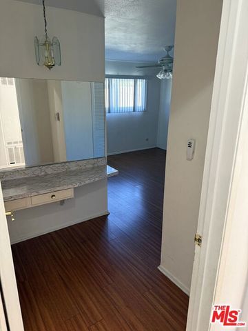 18600 Burbank Boulevard 202, Los Angeles, CA 91356