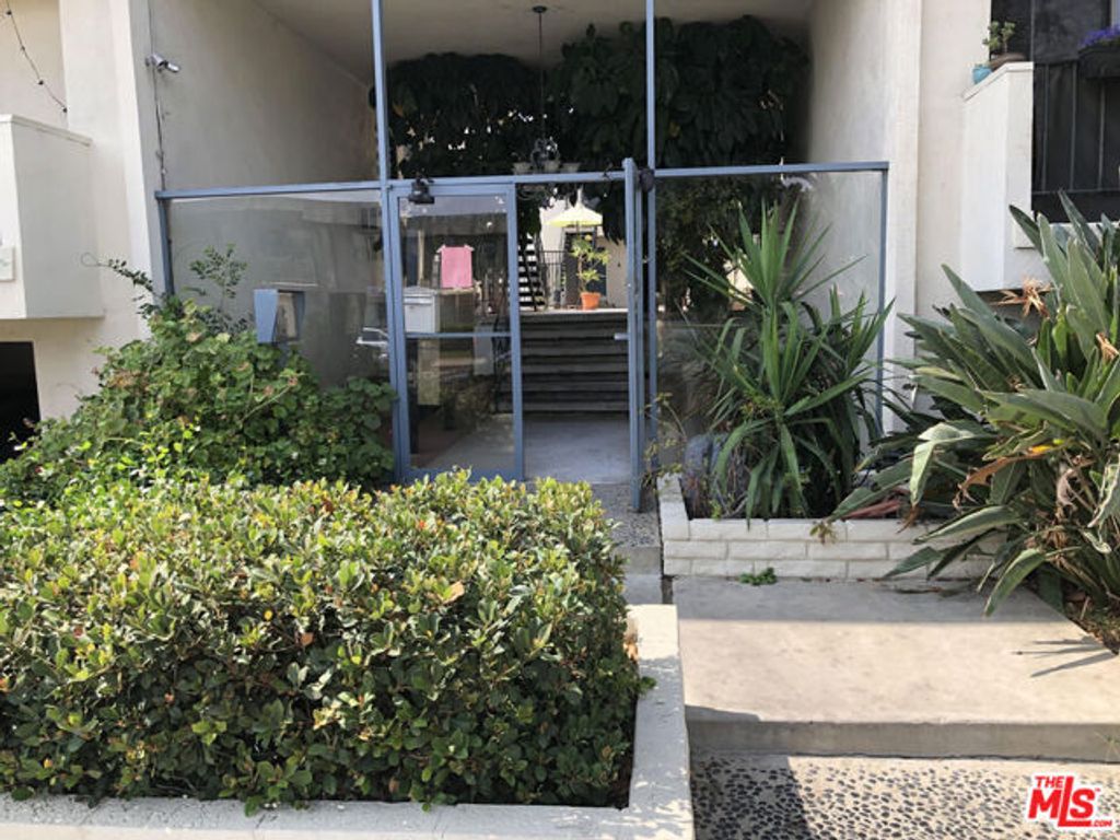 18600 Burbank Boulevard 202, Los Angeles, CA 91356