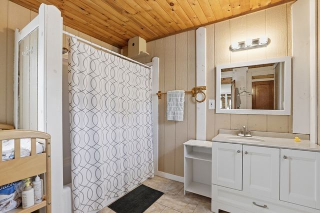 18 Glenwood St, North Andover, MA 01845