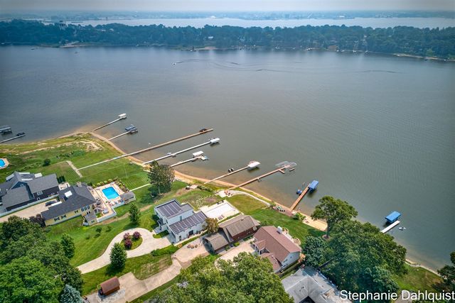 1601 Westwind Court, Muskegon, MI 49445