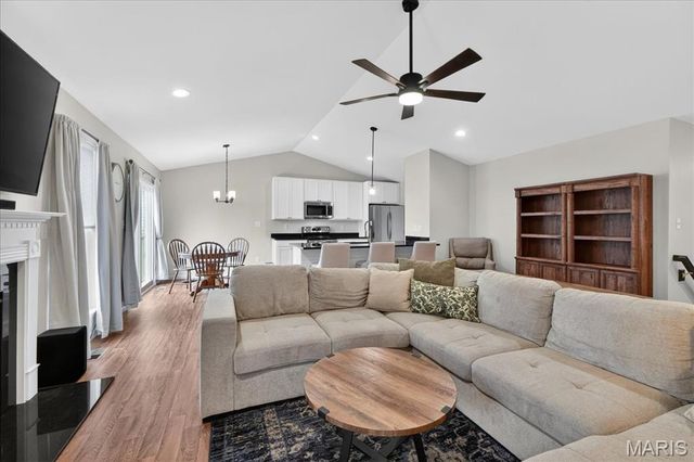 841 Palisades Circle, St Charles, MO 63301