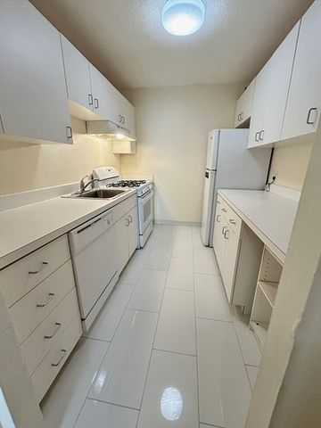 33 Pond Ave 401, Brookline, MA 02445