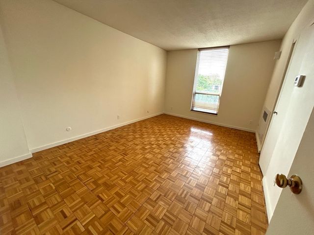 33 Pond Ave 401, Brookline, MA 02445