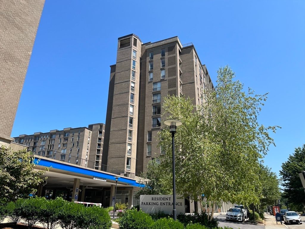 33 Pond Ave 401, Brookline, MA 02445