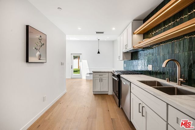 7935 Zelzah Avenue, Reseda (los Angeles), CA 91335