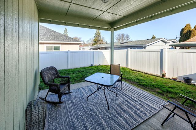 208 SW Blueberry Lane, Grants Pass, OR 97527