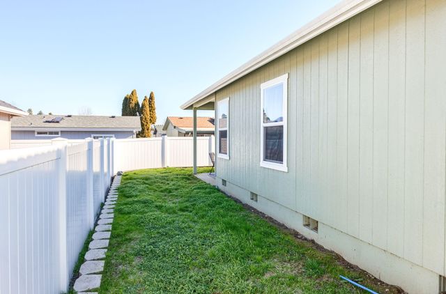 208 SW Blueberry Lane, Grants Pass, OR 97527