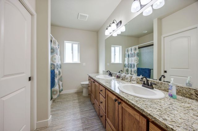 208 SW Blueberry Lane, Grants Pass, OR 97527