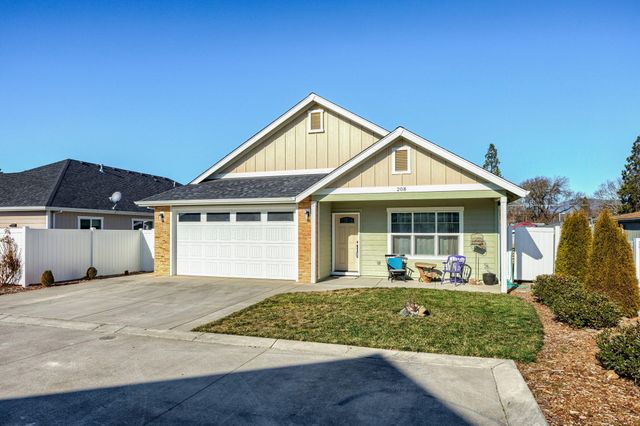208 SW Blueberry Lane, Grants Pass, OR 97527