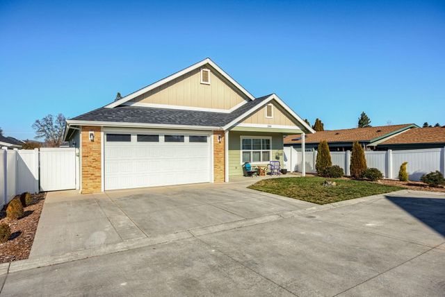 208 SW Blueberry Lane, Grants Pass, OR 97527