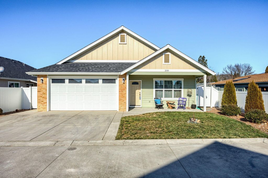 208 SW Blueberry Lane, Grants Pass, OR 97527