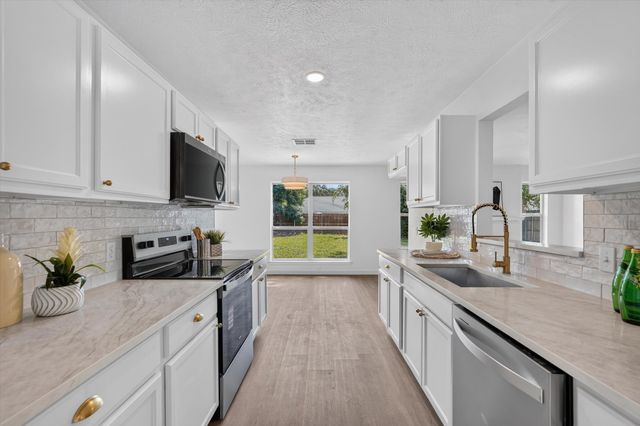 412 Apple Blossom Lane, Hurst, TX 76053