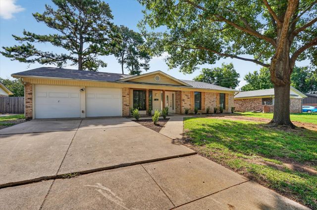 412 Apple Blossom Lane, Hurst, TX 76053