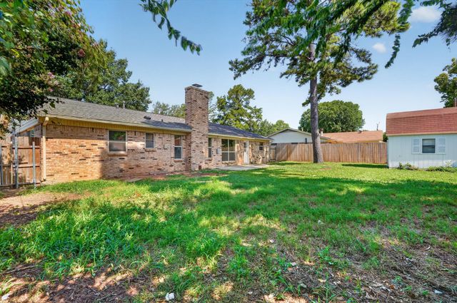 412 Apple Blossom Lane, Hurst, TX 76053