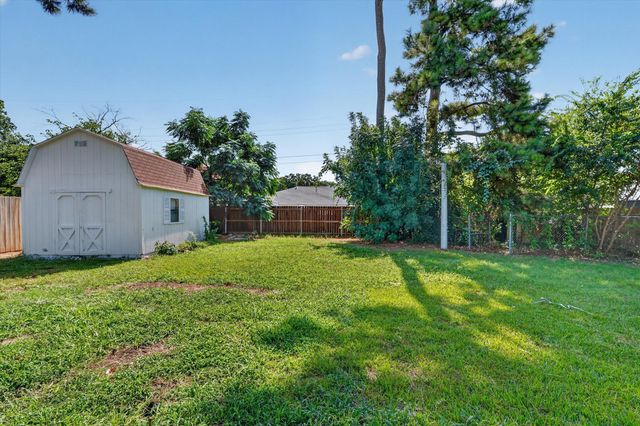 412 Apple Blossom Lane, Hurst, TX 76053