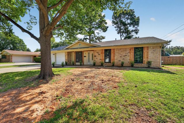 412 Apple Blossom Lane, Hurst, TX 76053