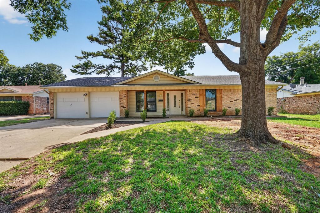 412 Apple Blossom Lane, Hurst, TX 76053