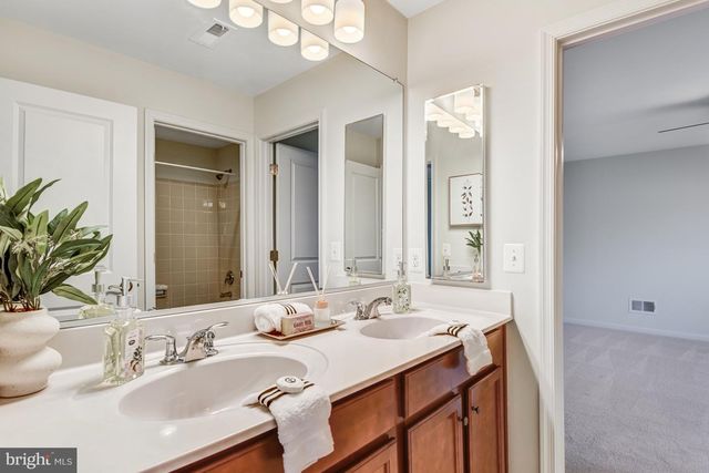 42506 OXFORD FOREST CIR, Chantilly, VA 20152