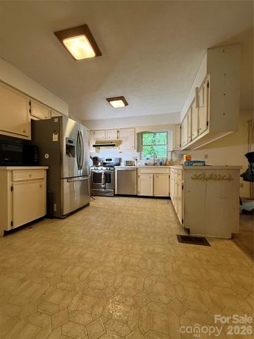 118 Brightwater Heights Drive, Hendersonville, NC 28791