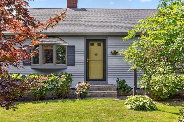 1210 County Road, Cataumet, MA 02534