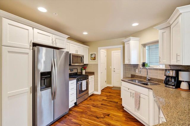 1422 SMITHFIELD Drive, Sun Prairie, WI 53590