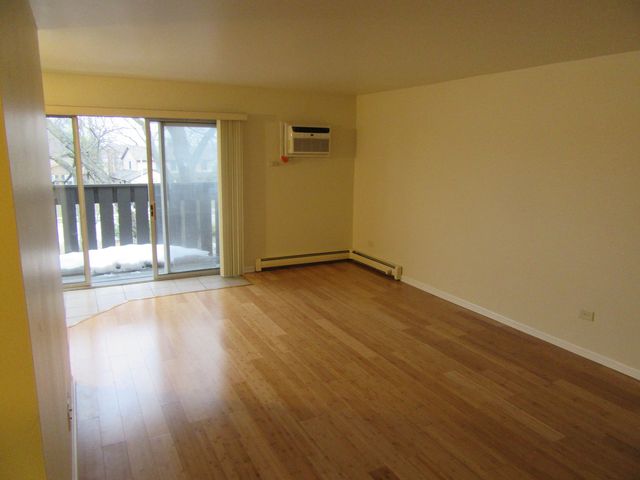 135 Pickwick Drive E, Schaumburg, IL 60193