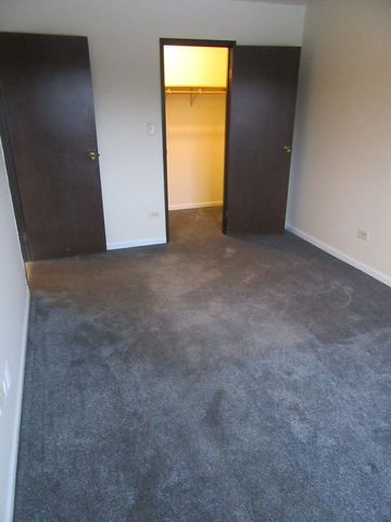 135 Pickwick Drive E, Schaumburg, IL 60193