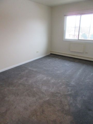 135 Pickwick Drive E, Schaumburg, IL 60193