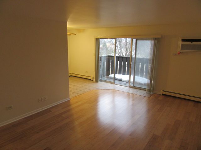 135 Pickwick Drive E, Schaumburg, IL 60193