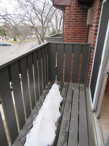 135 Pickwick Drive E, Schaumburg, IL 60193