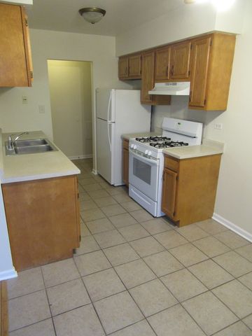 135 Pickwick Drive E, Schaumburg, IL 60193